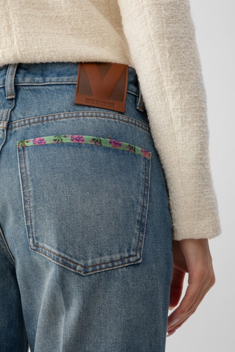 Товар синего цвета с внутренней стороны