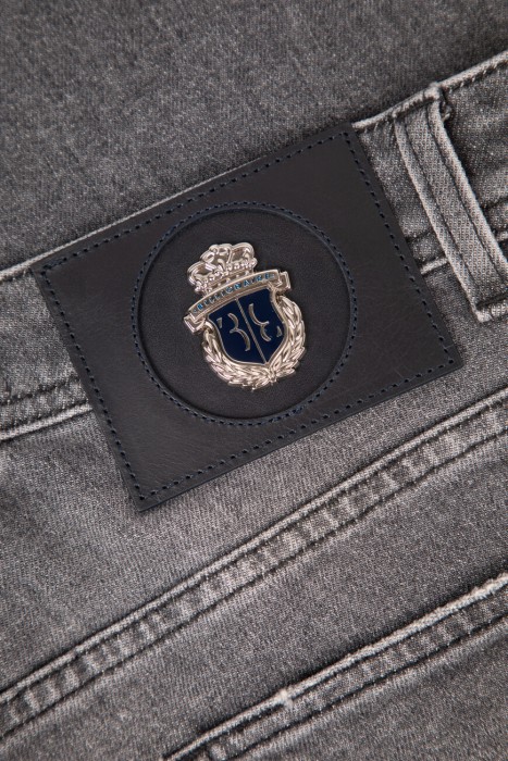 джинсы  универсального стиля с лицевой стороны