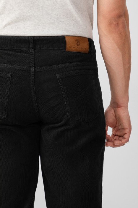 Товар черного цвета с внутренней стороны