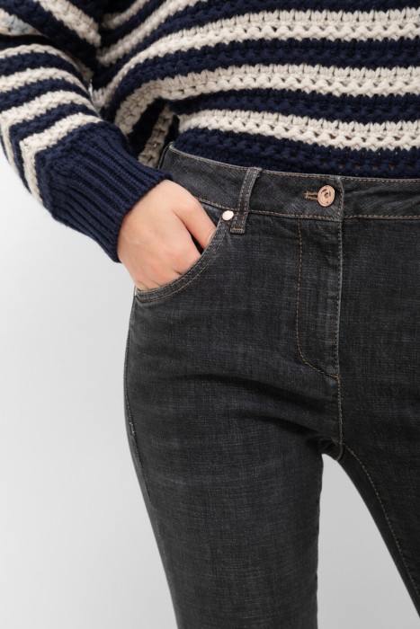 Товар черного цвета с внутренней стороны