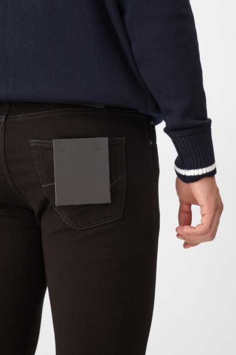 Товар черного цвета с внутренней стороны