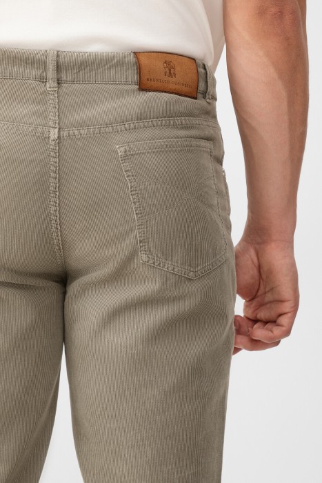 Товар хаки цвета с внутренней стороны