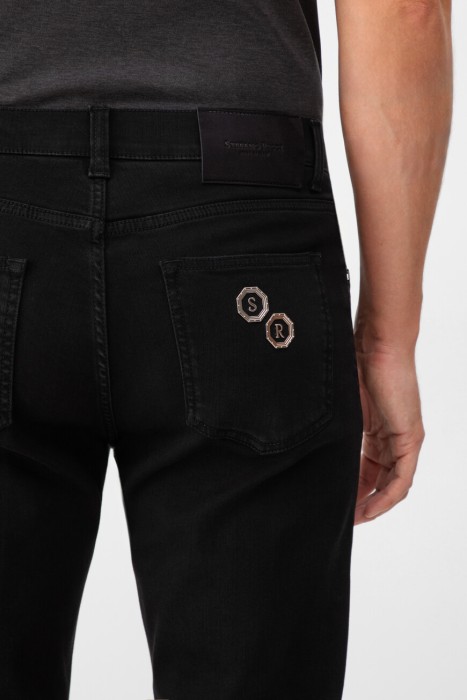 Товар черного цвета с внутренней стороны