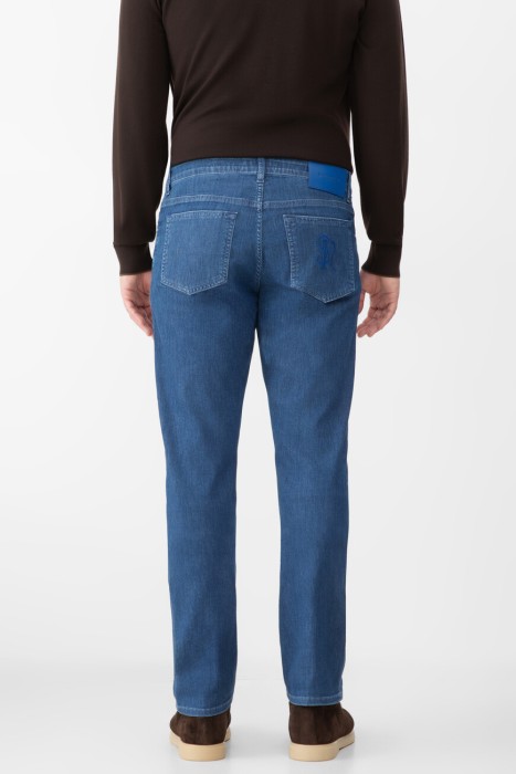 джинсы  по цене 71700 руб вид справа