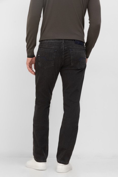 джинсы  по цене 69600 руб вид справа