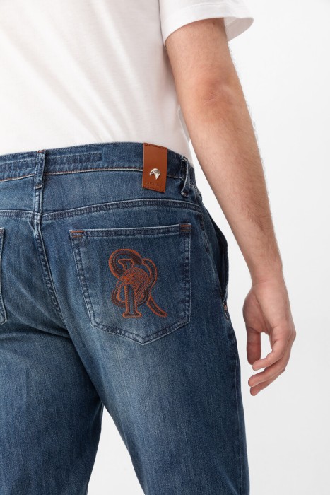 Товар синего цвета с внутренней стороны