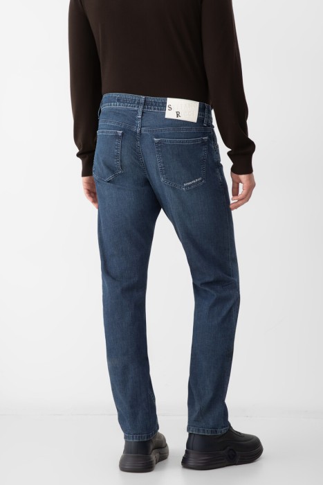 джинсы  по цене 69600 руб вид справа