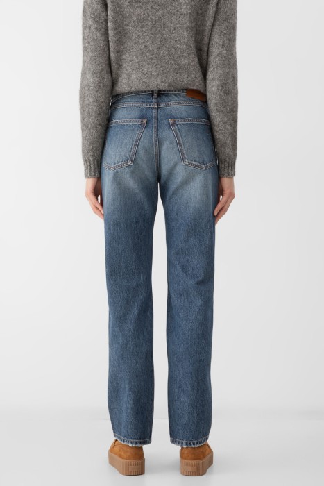 джинсы  по цене 33200 руб вид справа