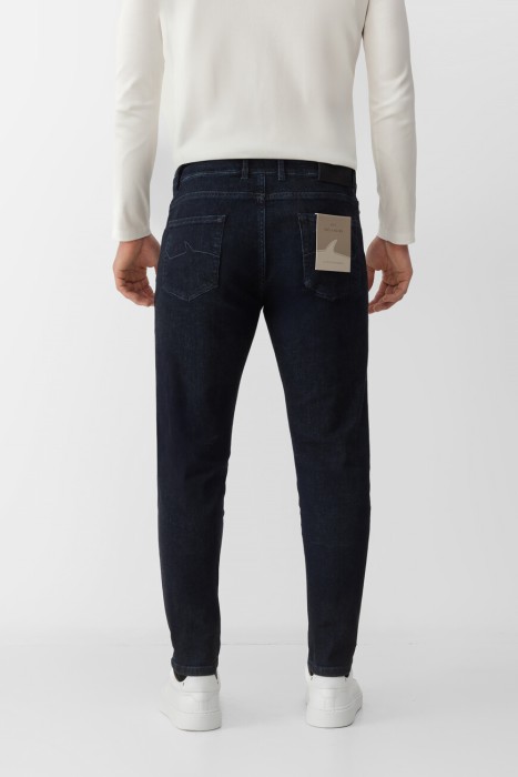 джинсы  по цене 46000 руб вид справа