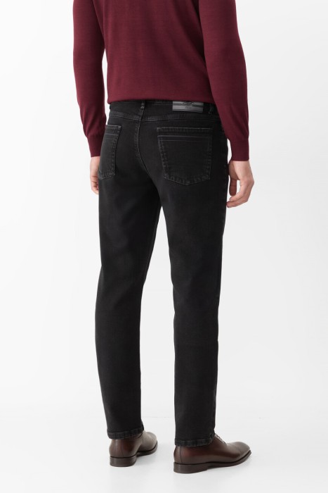 джинсы  по цене 66000 руб вид справа