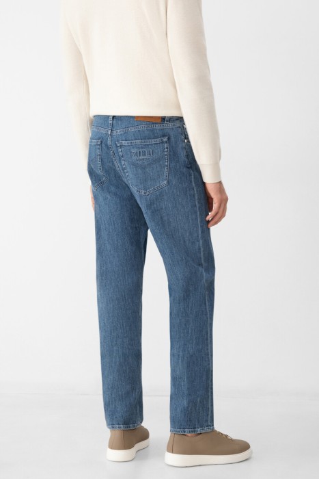 джинсы  по цене 86400 руб вид справа