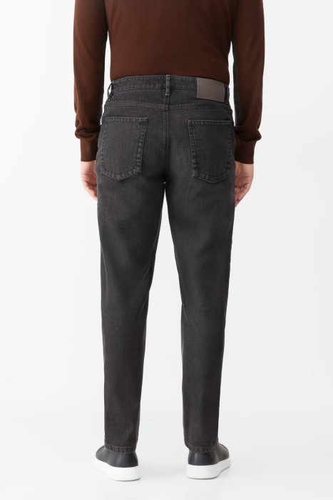 джинсы  по цене 59000 руб вид справа