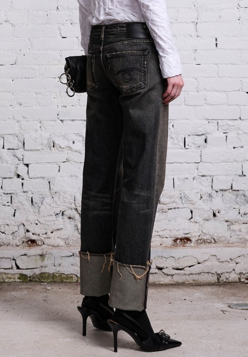 Товар черного цвета с внутренней стороны