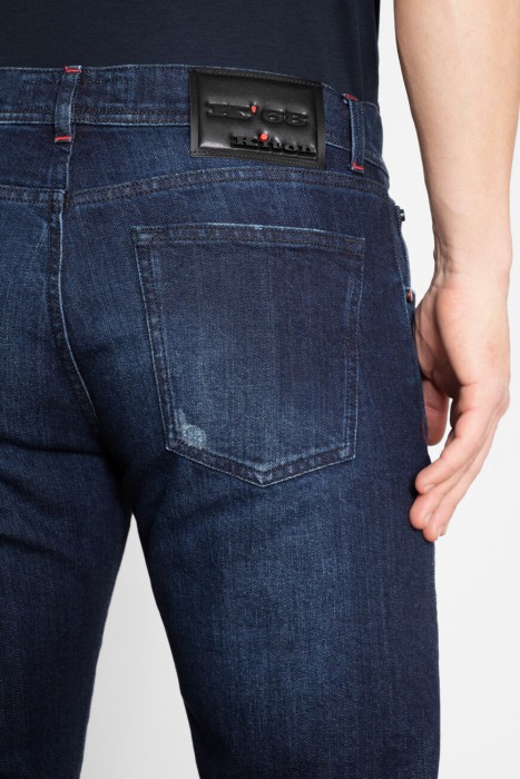 Товар синего цвета с внутренней стороны