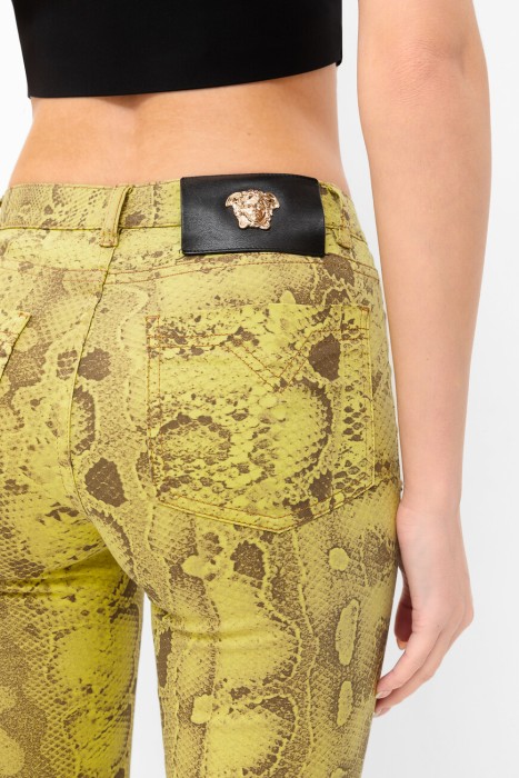 Товар желтого цвета с внутренней стороны