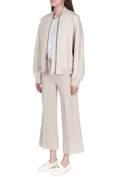 Товар бежевого цвета с внутренней стороны