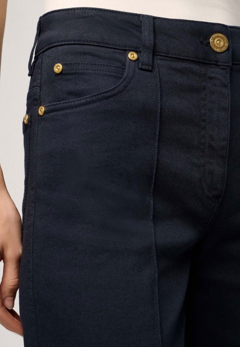 Товар синего цвета с внутренней стороны