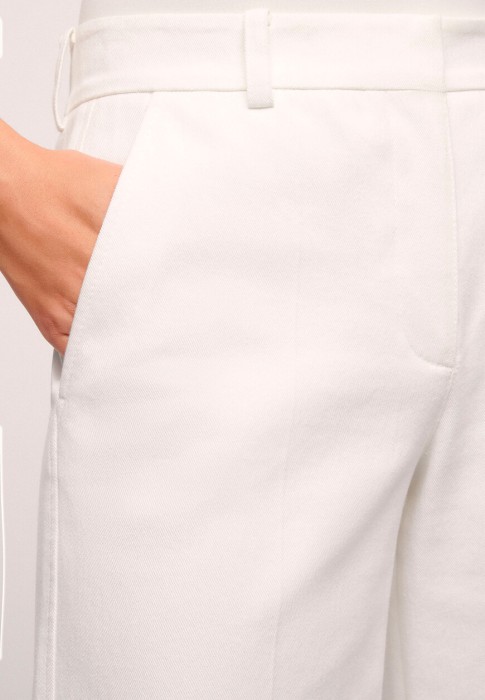 Товар белого цвета с внутренней стороны