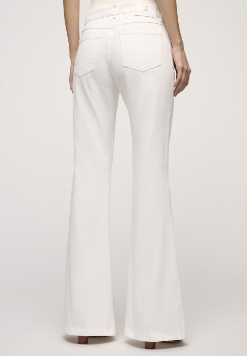 Товар белого цвета с внутренней стороны