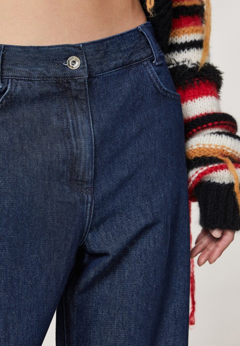 Товар синего цвета с внутренней стороны