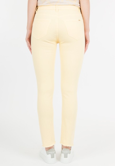 Товар желтого цвета с внутренней стороны