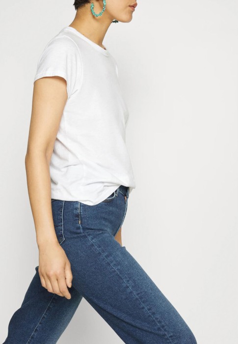 Товар синего цвета с внутренней стороны