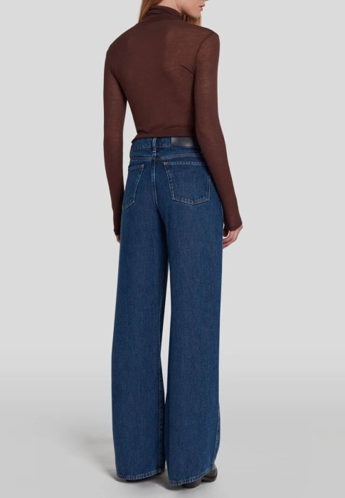 Товар синего цвета с внутренней стороны