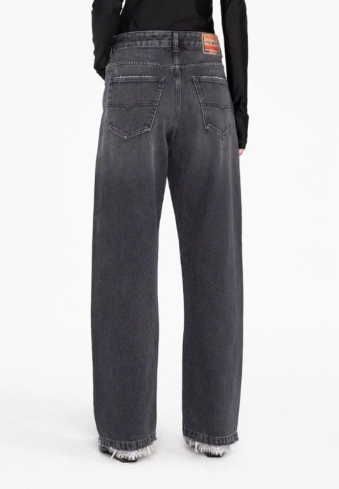 Товар черного цвета с внутренней стороны