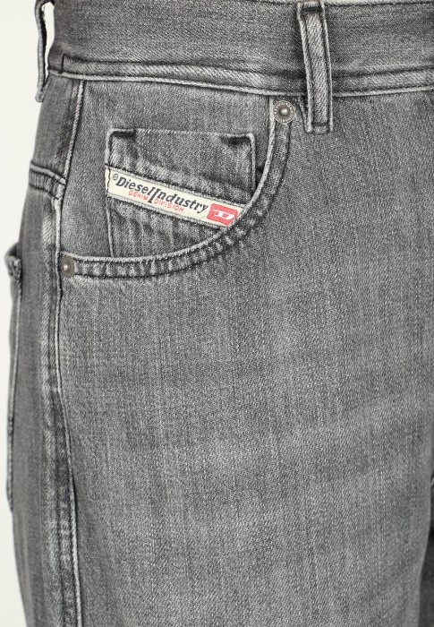 джинсы  из проверенных материалов спереди