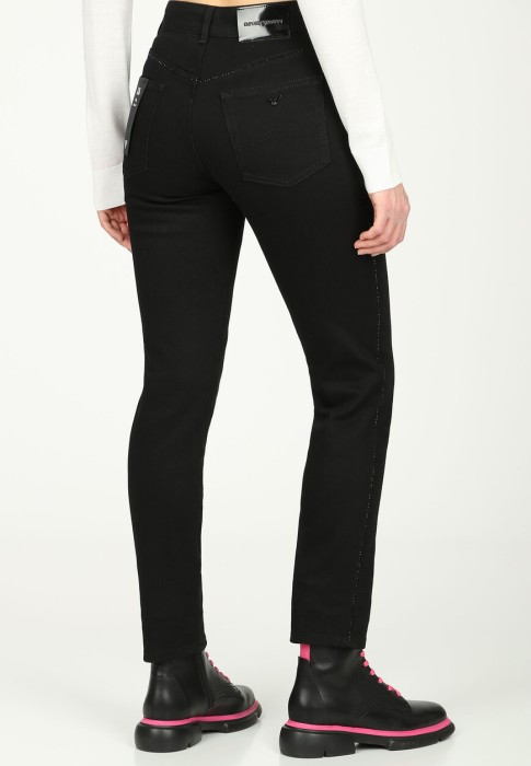 Товар черного цвета с внутренней стороны