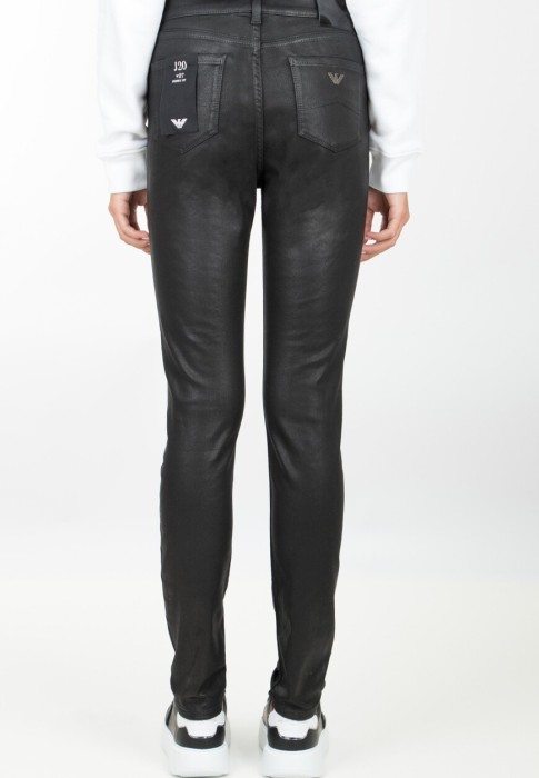 Товар черного цвета с внутренней стороны