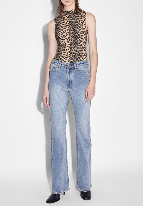 джинсы  по цене 22330 руб вид справа