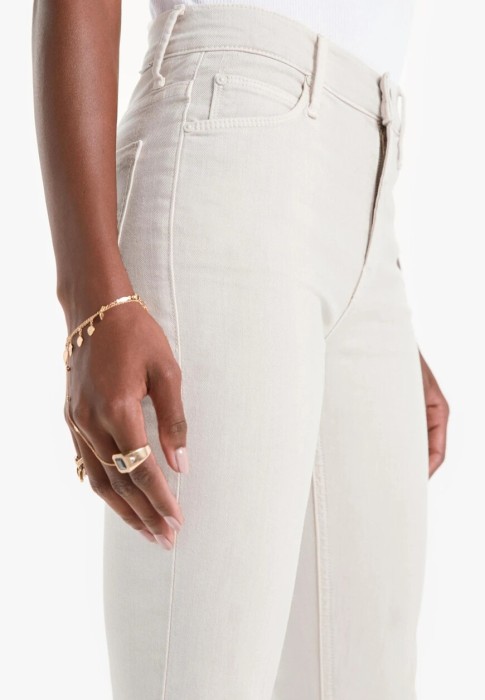 Товар белого цвета с внутренней стороны