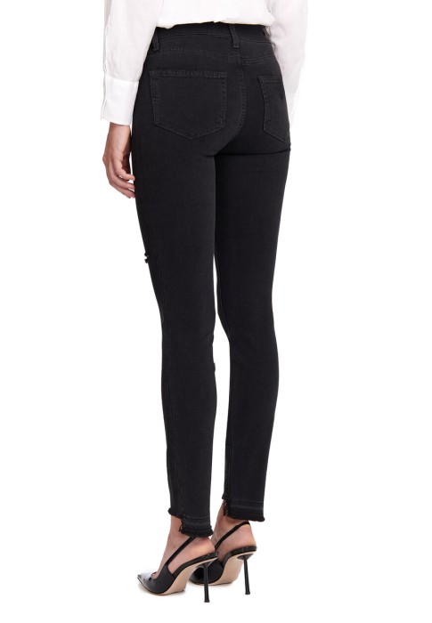 Товар черного цвета с внутренней стороны