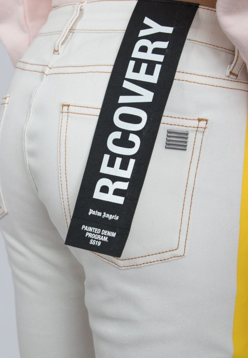 Товар белого цвета с внутренней стороны