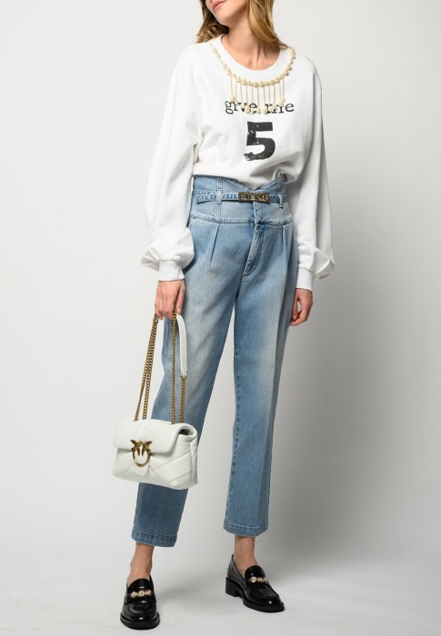 Товар синего цвета с внутренней стороны