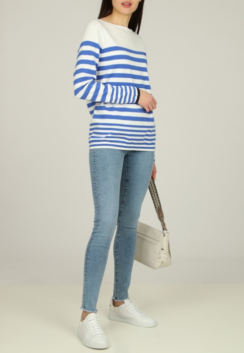 джинсы  по цене 15330 руб вид справа