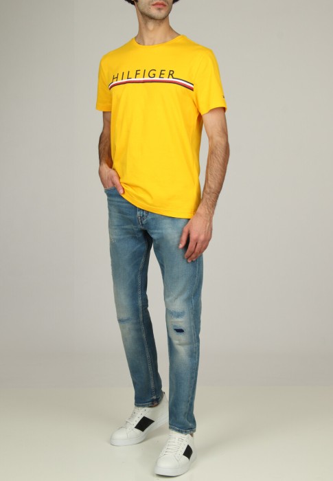 джинсы  от бренда tommy jeans вид слева