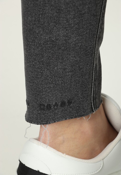 джинсы  из проверенных материалов спереди