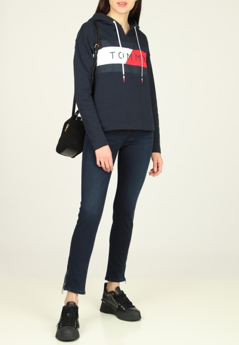 джинсы  от бренда tommy jeans вид слева