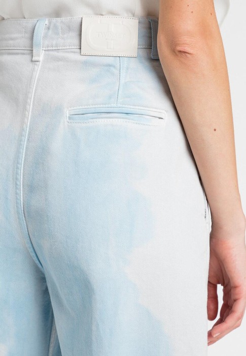 Товар голубого цвета с внутренней стороны