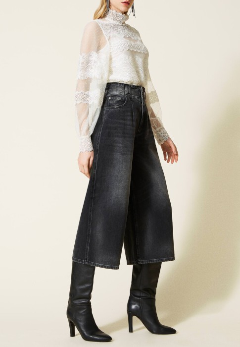 Товар черного цвета с внутренней стороны