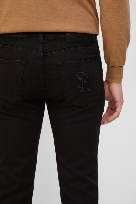 Товар черного цвета с внутренней стороны