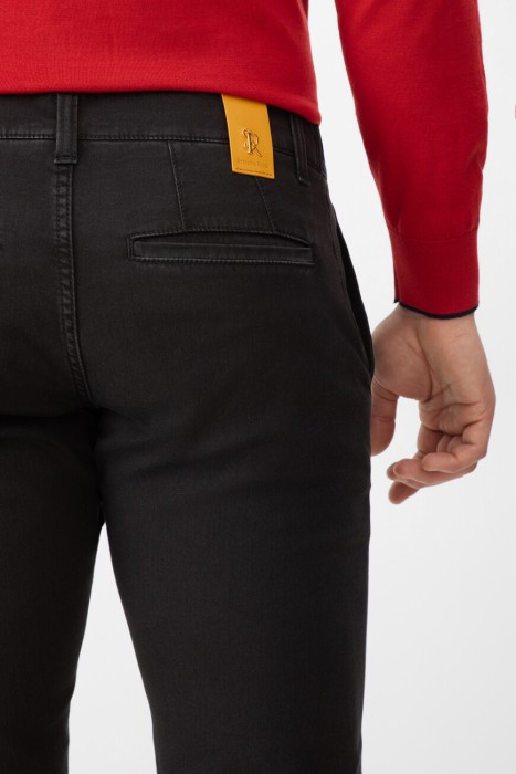 Товар черного цвета с внутренней стороны