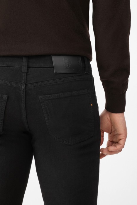 Товар черного цвета с внутренней стороны