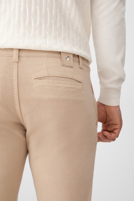 Товар бежевого цвета с внутренней стороны