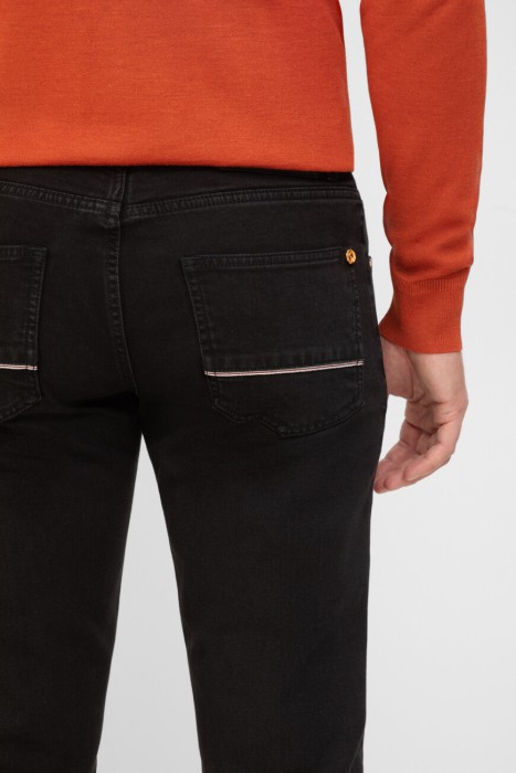 Товар черного цвета с внутренней стороны