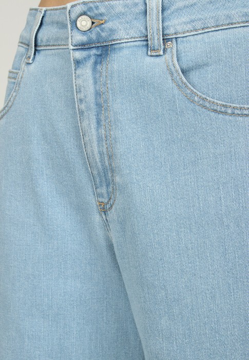 джинсы  из проверенных материалов спереди