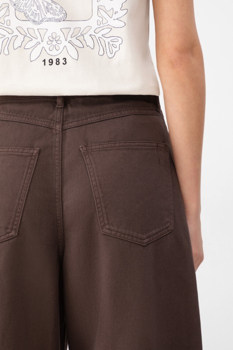 Товар коричневого цвета с внутренней стороны