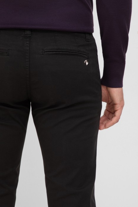 Товар черного цвета с внутренней стороны